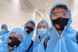 ĐT Việt Nam mặc bảo hộ kín mít khi tới UAE