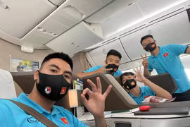 [ẢNH] ĐT Việt Nam phấn chấn lên chuyên cơ sang UAE