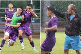 Tuyển Việt Nam dầm mưa 'luyện công' chờ quyết đấu Malaysia