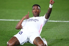 Vinicius đá như Ronaldo, Real đè bẹp Liverpool