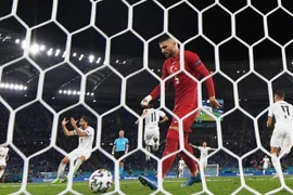 Đá phản lưới nhà, hậu vệ Thổ Nhĩ Kỳ tạo 'vết đen' lịch sử