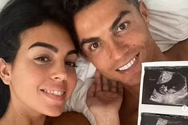 Bạn gái Ronaldo mang thai đôi 