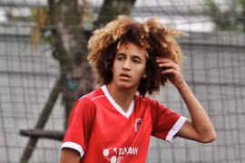 Tài năng trẻ từng ăn tập ở Việt Nam được M.U ký hợp đồng