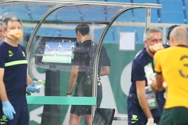 HLV tuyển Australia lo 'sốt vó' khi VAR vào cuộc