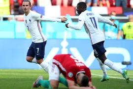 Chơi như mất hồn, Pháp may mắn thoát thua Hungary