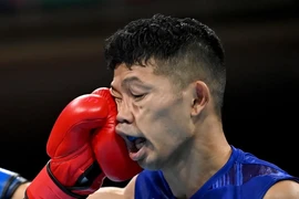 Võ sĩ Nhật Bản bị đấm đến mức phải ngồi xe lăn rời sàn đấu