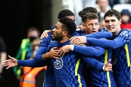 Man City và Liverpool 'ngã ngựa', Chelsea xây chắc ngôi đầu