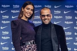 Dani Alves dẫn theo cô vợ siêu mẫu trong buổi ra mắt Barca