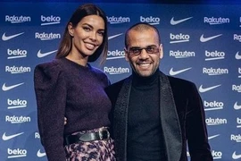 Dani Alves dẫn theo cô vợ siêu mẫu trong buổi ra mắt Barca