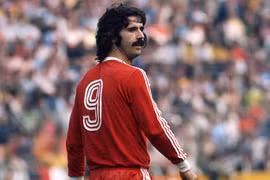 Tiền đạo vĩ đại nhất lịch sử Bayern Munich và ĐT Đức qua đời