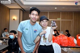 Nữ tỷ phú bơm 'doping tinh thần' cho ĐT Thái Lan bằng iPhone 13 và đồng hồ Rolex