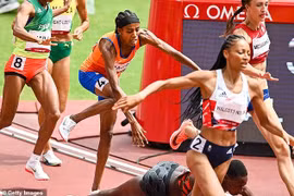 Ngã trên đường chạy 1.500m, VĐV Hà Lan vẫn về nhất khó tin