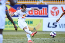 HAGL bị chặn mạch thắng, Hà Nội FC 'giải hạn'