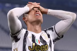 Ronaldo bị chê không biết phòng ngự khiến Juve dừng bước