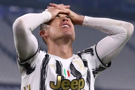 Ronaldo bị chê không biết phòng ngự khiến Juve dừng bước