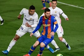 Barca mất oan quả penalty trong trận thua đau Real