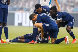 Cầu thủ ở Pháp đột quỵ ngay trên sân như Eriksen