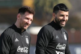 Cảm thấy 'bị lừa' trong vụ Messi, Aguero đòi rời Barca lập tức