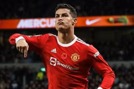 Vừa ghi bàn vừa kiến tạo, Ronaldo giải cứu M.U và Solskjaer