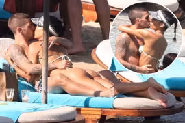 [ẢNH] Nhà vô địch EURO hưởng trăng mật bên siêu mẫu nóng bỏng