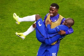 'Siêu nhân' Kante được đồng đội bế như đứa trẻ