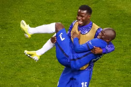 'Siêu nhân' Kante được đồng đội bế như đứa trẻ