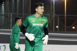 Dự bị ở Nhật, Đặng Văn Lâm vẫn giành suất bắt chính của Bùi Tấn Trường?