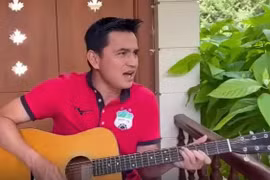 HLV Kiatisak ôm đàn hát 'Như có Bác Hồ trong ngày vui đại thắng' 