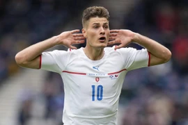 Tiền đạo CH Séc gây sốt với siêu phẩm từ giữa sân