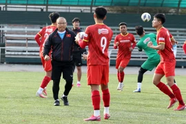 Thầy trò HLV Park nạp 'năng lượng đặc biệt' đối phó cái lạnh ở Kyrgyzstan