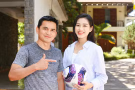 [ẢNH] HLV Kiatisak tươi rói bên Hoa hậu Việt Nam