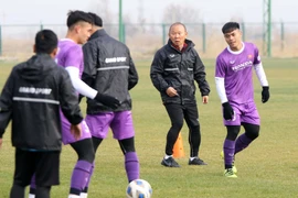 HLV Park Hang-seo cho học trò tập sút 11m trước trận quyết đấu