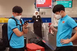 [ẢNH] Tuyển Việt Nam mệt mỏi sau đêm trắng sang Oman