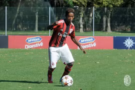 Tài năng trẻ lò AC Milan tự sát vì bị phân biệt chủng tộc