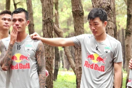 Xuân Trường và đồng đội 'mệt phờ' với bài rèn thể lực của HLV Kiatisak