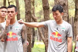 Xuân Trường và đồng đội 'mệt phờ' với bài rèn thể lực của HLV Kiatisak