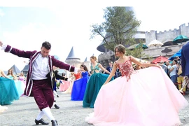 Du khách nô nức "trẩy hội" đầu xuân trên đỉnh Bà Nà