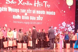 Tập đoàn Tân Á Đại Thành trao tặng 200 triệu đồng cho "Quỹ vì người nghèo tỉnh Hà Nam"