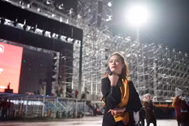 Hoàng Thuỳ Linh trùm khăn chống rét, thức đêm duyệt chương trình Đại nhạc hội