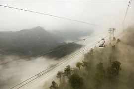 Tưng bừng lễ hội khèn, hoa tại Fansipan Legend