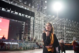 Hoàng Thuỳ Linh trùm khăn chống rét, thức đêm duyệt chương trình Đại nhạc hội