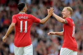 Scholes trở lại hỗ trợ Giggs buổi tập của Man Utd