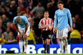 Man City 2-2 Sunderland: Ngôi vương xa dần