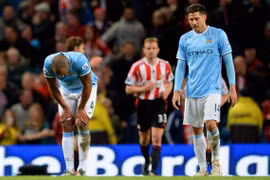 Man City 2-2 Sunderland: Ngôi vương xa dần