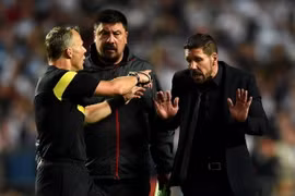 HLV Simeone phát khùng vì bị Varane khiêu khích