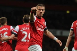 Arsenal 3-1 West Ham: Podolski đưa Pháo Thủ trở lại top 4