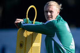 Kjaer phớt lờ những lời mời chào của Man Utd