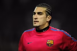 Thủ môn của Barca bị CĐV Real Madrid chơi khăm