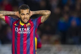 Barca ủng hộ Alves chống nạn phân biệt chủng tộc sau vụ "ăn chuối"