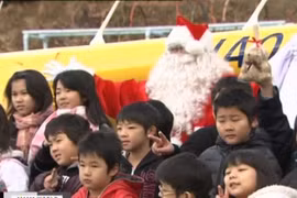 Quà Giáng sinh cho trẻ em là nạn nhân của sóng thần Nhật Bản